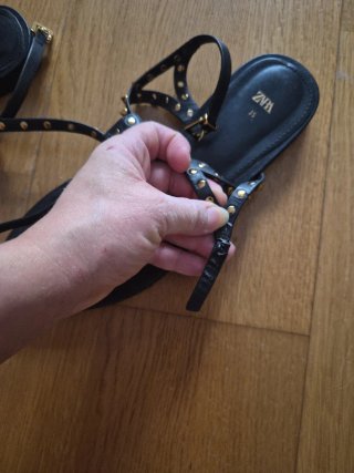 Sandalias Zara Talla 35 Negro y Dorado
