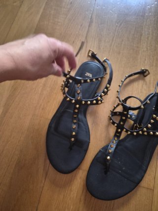 Sandalias Zara Talla 35 Negro y Dorado