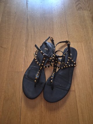Sandalias Zara Talla 35 Negro y Dorado
