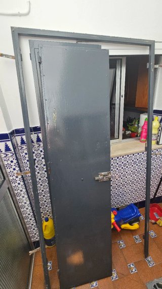 Puerta de  hierro de  2 hojas y premarco,exterior