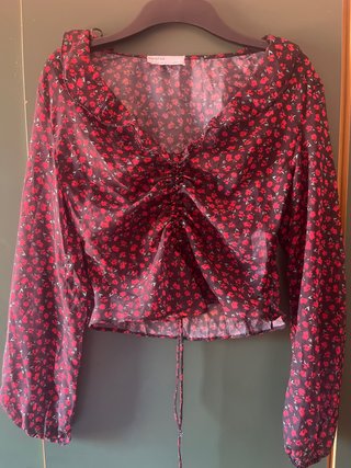 Blusa Bershka floral negra y roja