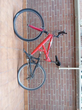 Bicicleta de montaña roja