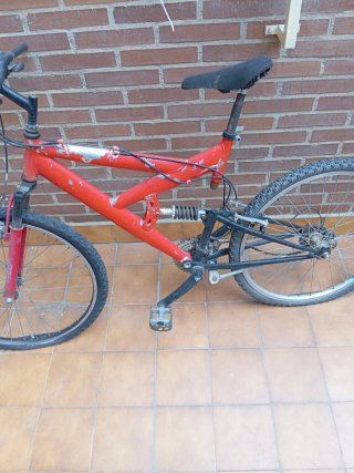 Bicicleta de montaña roja