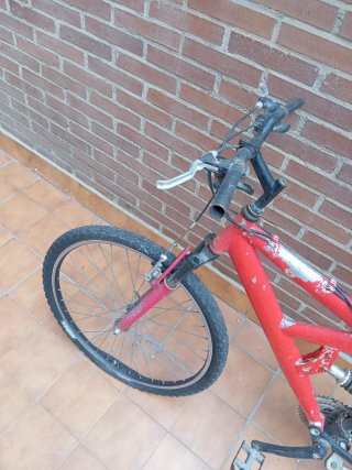 Bicicleta de montaña roja