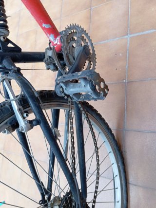 Bicicleta de montaña roja
