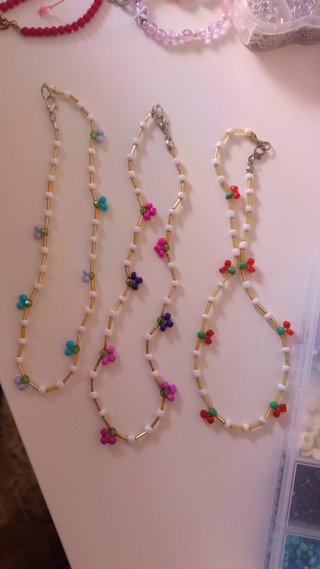 Pulseras, collares, llaveros, accesorios