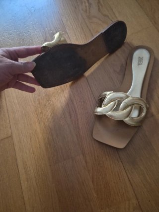 Sandalias Zara doradas con cadena