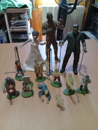 Pack Figuras Monstruos y Zombies