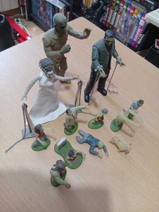 Pack Figuras Monstruos y Zombies