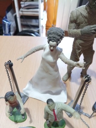 Pack Figuras Monstruos y Zombies