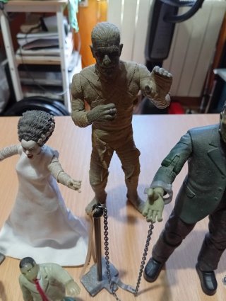Pack Figuras Monstruos y Zombies