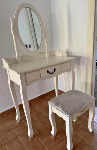 Tocador de madera con espejo y taburete