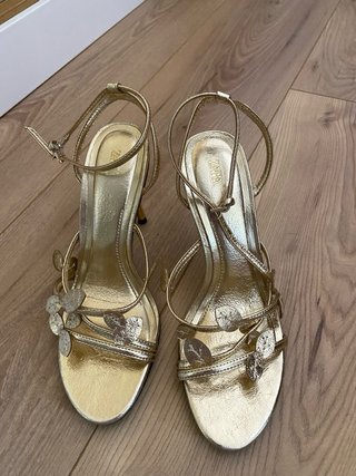 Sandalias tacón doradas Zara