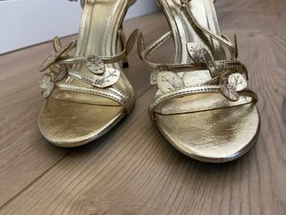 Sandalias tacón doradas Zara