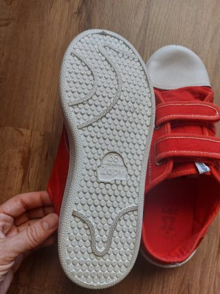 Zapatillas rojas y blancas con velcro