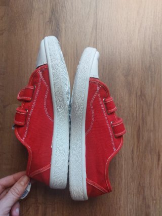 Zapatillas rojas y blancas con velcro