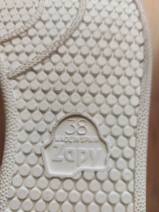 Zapatillas rojas y blancas con velcro