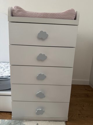 Cuna convertible con cambiador y cajones
