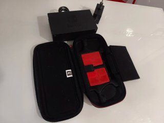 Switch: Base, Cargador y Estuche SIN CONSOLA