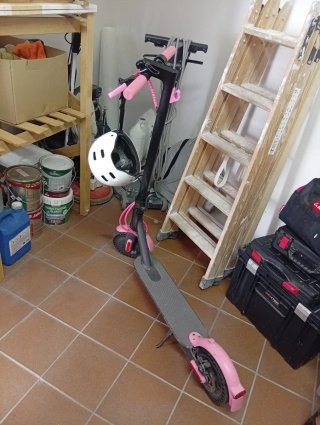 Patinete eléctrico rosa y negro