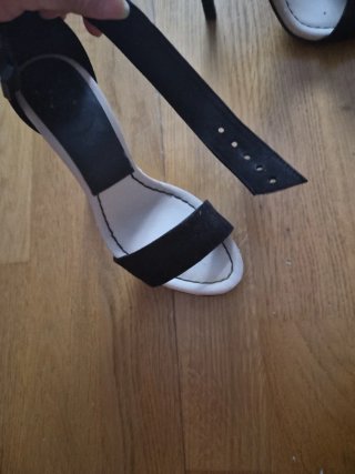 Sandalias Pull&Bear tacón negras y blancas