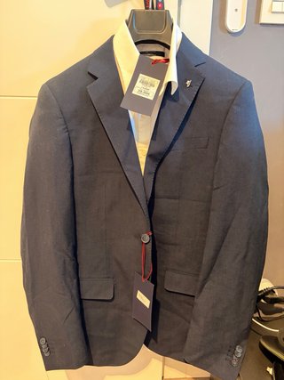 Traje de chaqueta azul y camisa blanca
