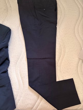 Traje de chaqueta azul y camisa blanca