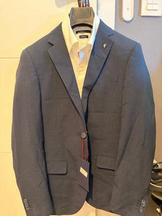 Traje de chaqueta azul y camisa blanca