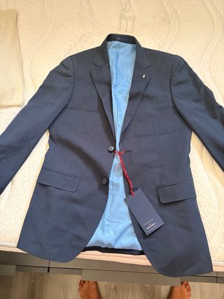 Traje de chaqueta azul y camisa blanca
