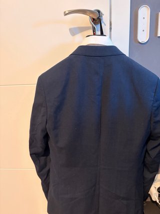 Traje de chaqueta azul y camisa blanca