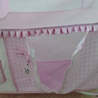 Cuna de muñeca rosa con cambiador