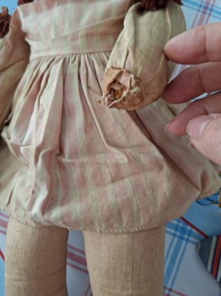 Muñeca antigua de trapo y plástico