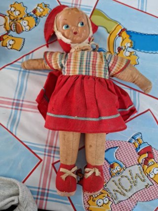 Muñeca antigua de trapo y plástico