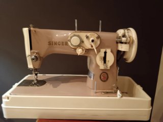 Máquina de coser Singer beige y blanca