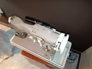 Máquina de coser Singer beige y blanca