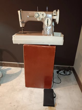 Máquina de coser Singer beige y blanca