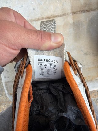 Zapatillas deportivas naranjas y blancas