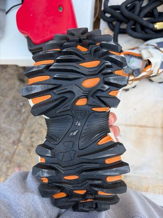 Zapatillas deportivas naranjas y blancas