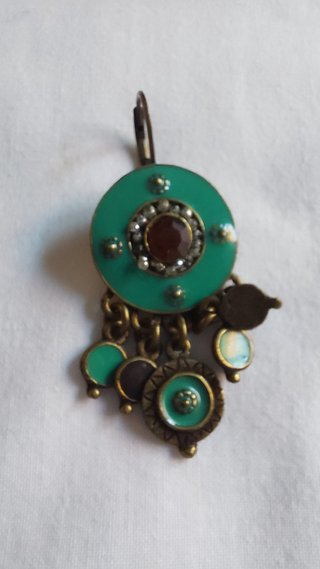 Pendientes boho turquesa con piedra roja y detalle
