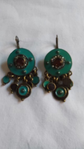 Pendientes boho turquesa con piedra roja y detalle