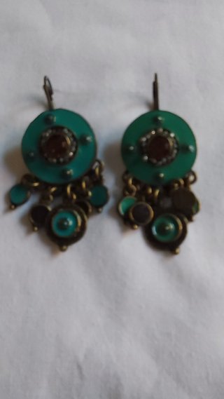 Pendientes boho turquesa con piedra roja y detalle