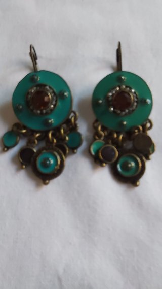 Pendientes boho turquesa con piedra roja y detalle