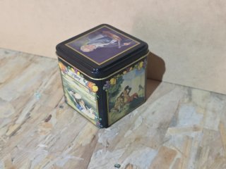 Caja metálica decorada Pifarré