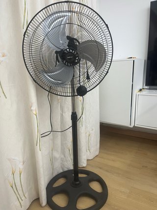 Ventilador de pie negro