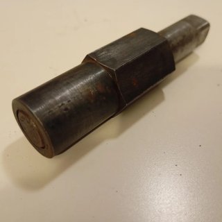 Adaptador metálico hexagonal antiguo