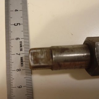 Adaptador metálico hexagonal antiguo
