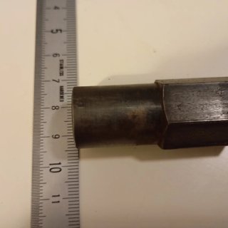 Adaptador metálico hexagonal antiguo