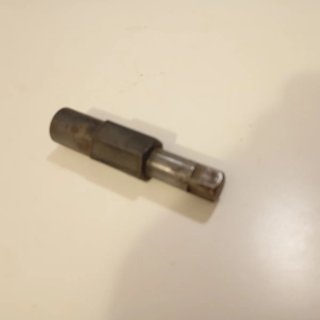 Adaptador metálico hexagonal antiguo