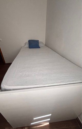 Cama doble con cajoneras