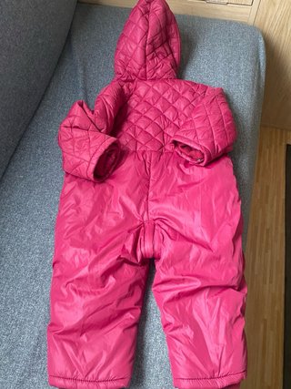 Buzo de nieve rosa acolchado para bebé